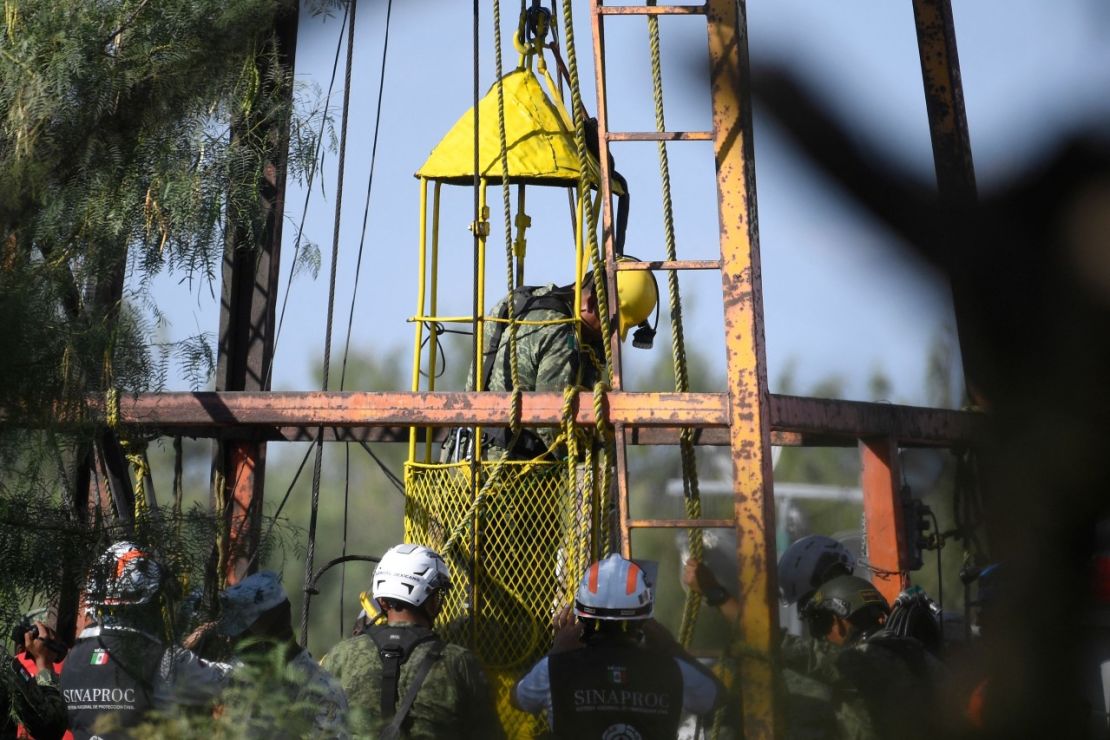 Cientos de soldados y otros rescatistas toman parte en los esfuerzos para salvar a los mineros.