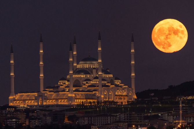 La luna llena de esturión se eleva junto a la Mezquita Camlica de Estambul el 11 de agosto de 2022 en Estambul, Turquía.