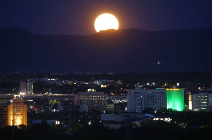 La luna de esturión se eleva más allá de la ciudad el 11 de agosto de 2022 en Albuquerque, Nuevo México. Esta es la cuarta y última superluna de 2022.