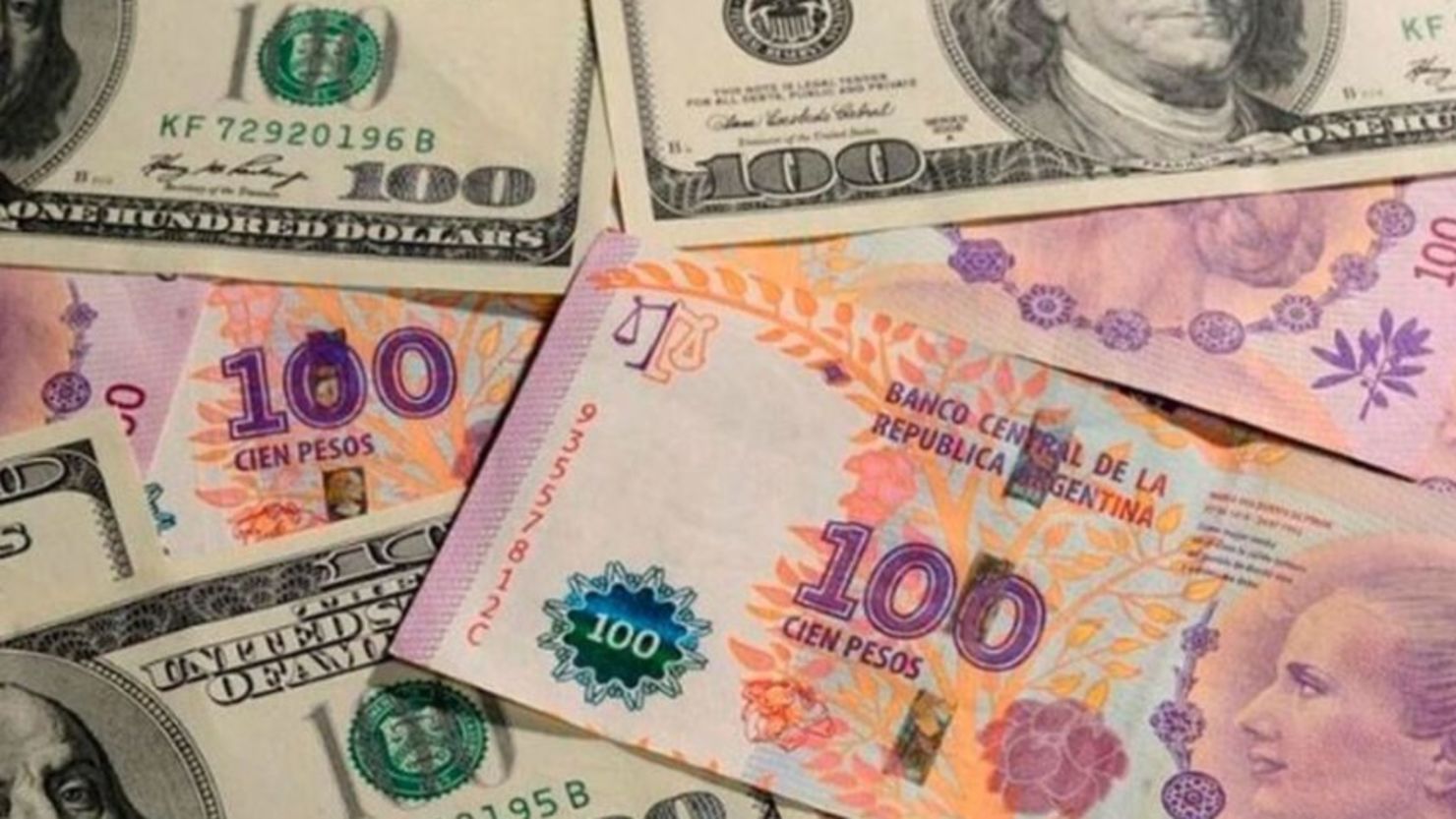 Pesos argentinos y dólares estadounidenses.