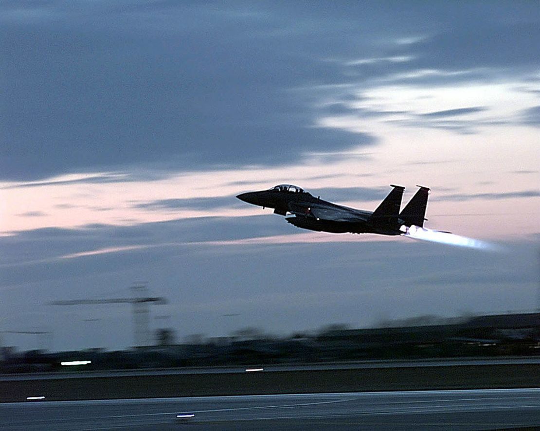 Un F-15E Strike Eagle del 494º Escuadrón de Cazas de Estados Unidos despega en una misión contra objetivos en los Balcanes el 28 de marzo de 1999.