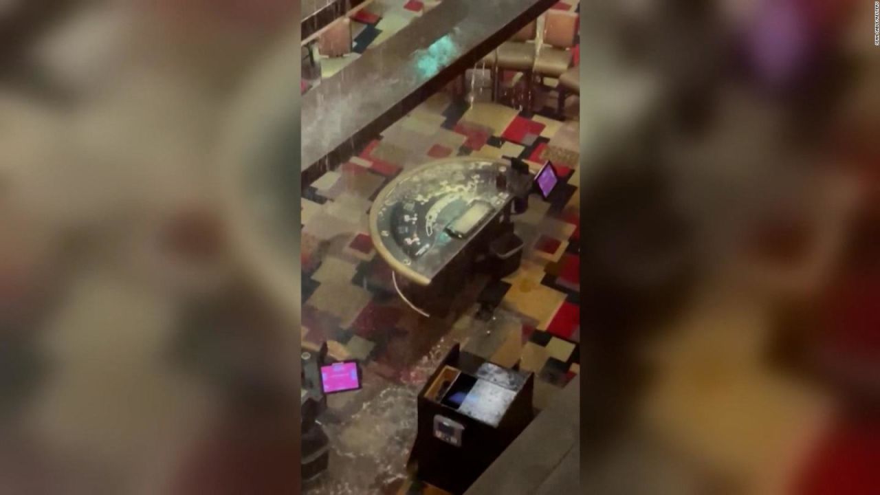 CNNE 1252273 - ¿apuestas bajo el agua? llueve dentro de un casino en las vegas