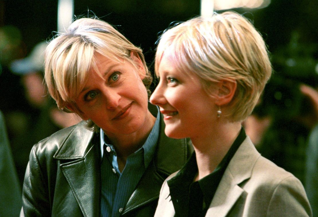 Degeneres y Anne Heche fotografiadas en Westwood, California, en 1998