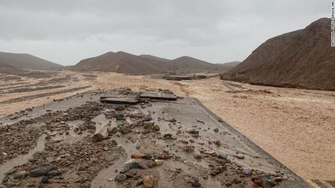 En esta foto proporcionada por el Servicio de Parques Nacionales, la carretera Mud Canyon está cerrada debido a una inundación repentina en el Valle de la Muerte, California.