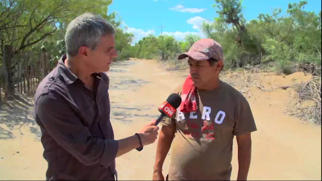 CNNE 1252389 - minero con familiar atrapado en coahuila- "yo sobrevivi 7 dias atrapado"