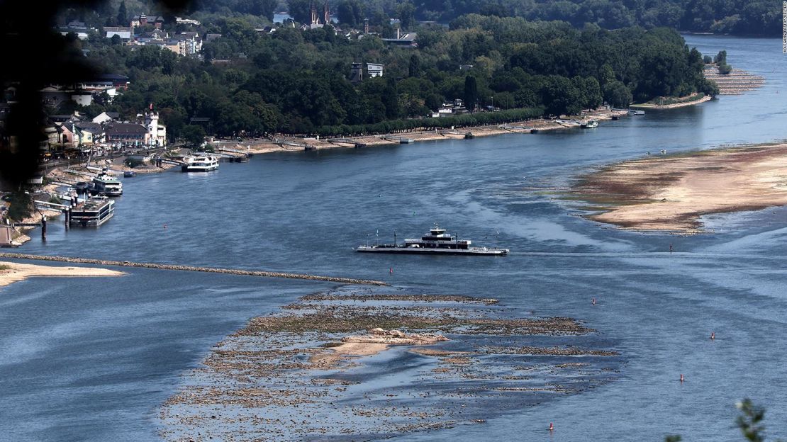 Un transbordador pasa por el lecho parcialmente seco del río Rin en Bingen, Alemania, el 9 de agosto.