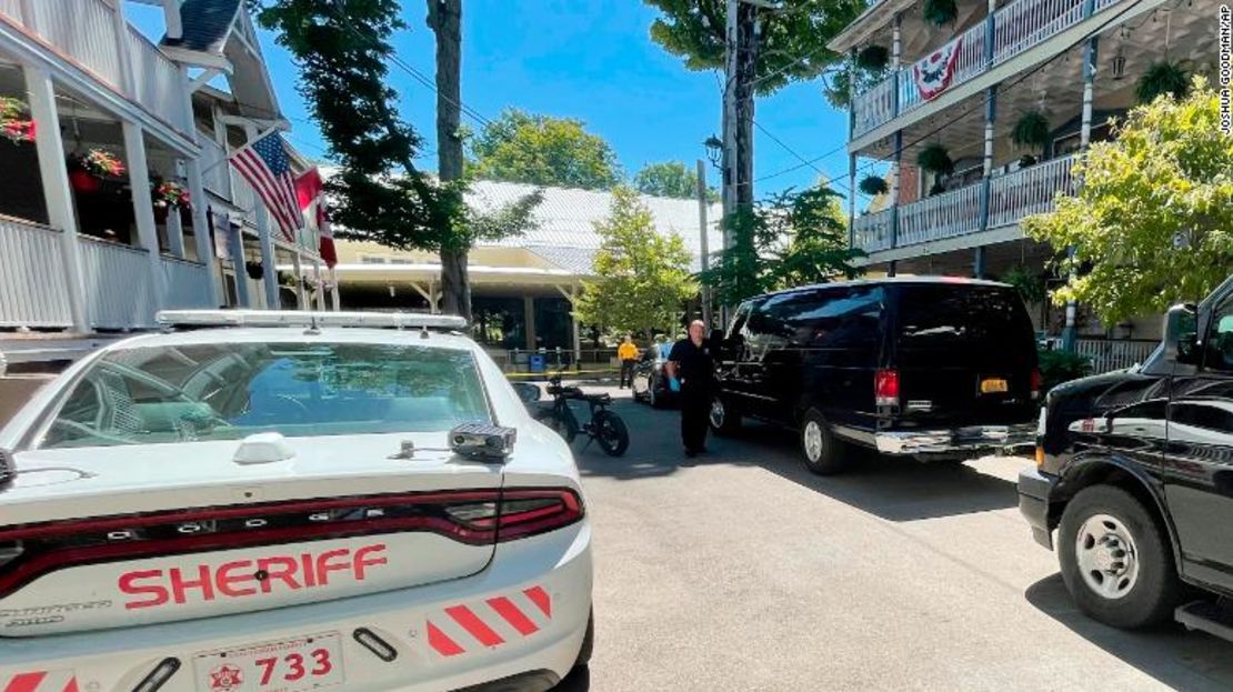 Un oficial de policía, en el centro, saca una bolsa del anfiteatro después de que el autor Salman Rushdie fuera atacado durante una conferencia el viernes en la Institución Chautauqua en Chautauqua, Nueva York.