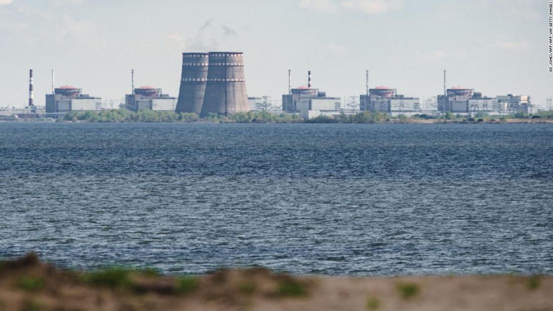 Una vista de la planta de Zaporiyia desde Nikopol, al otro lado del río Dnipro.