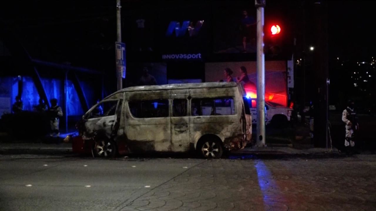 CNNE 1252716 - violencia en baja california deja decenas de vehiculos incendiados