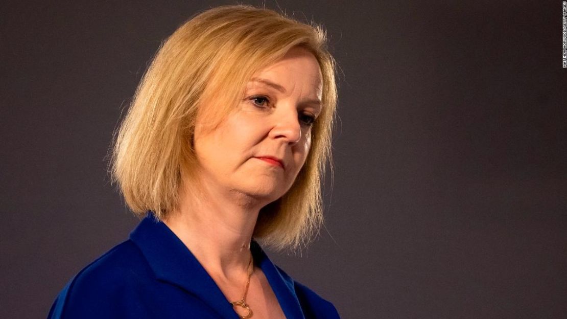 La secretaria de Relaciones Exteriores del Reino Unido, Liz Truss, escucha durante una campaña de membresía del Partido Conservador en el All Nations Centre el 3 de agosto de 2022 en Cardiff, Gales.