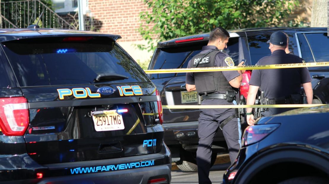 Una imagen de los alrededores de la casa de Hadi Matar, mientras miembros del FBI y de las fuerzas policiales locales llevan a cabo un registro, en Fairview, Nueva Jersey, Estados Unidos, el 13 de agosto de 2022.