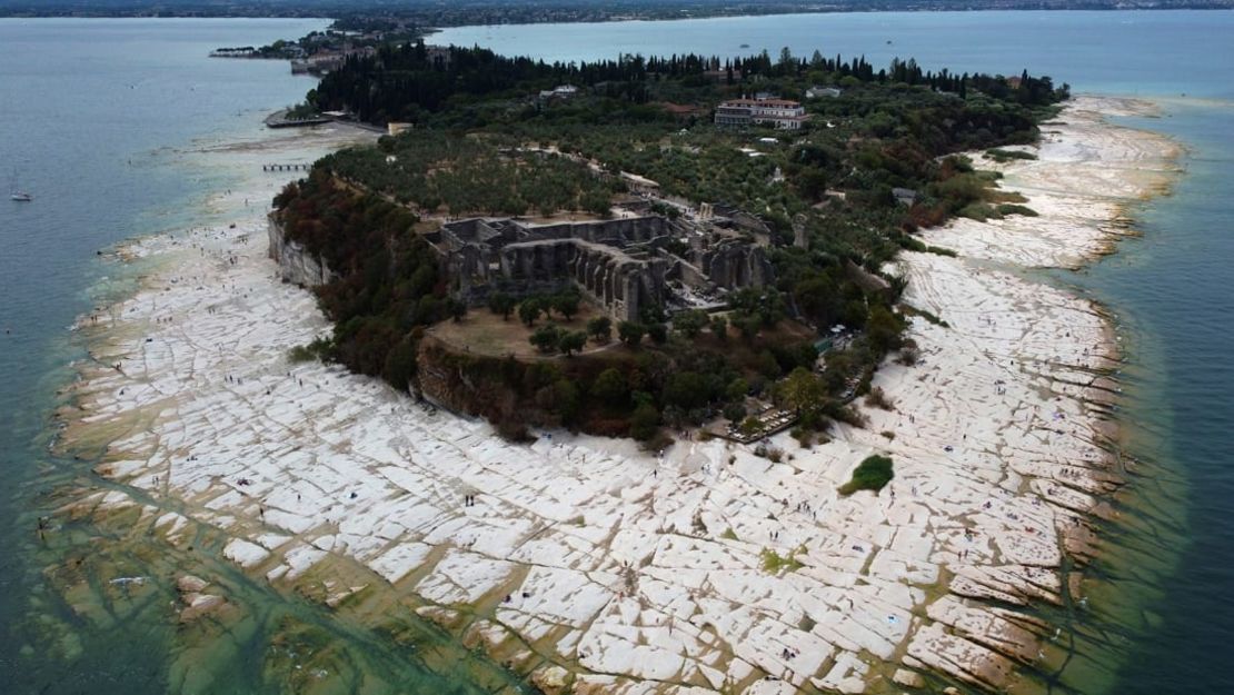 Los niveles de agua del lago de Garda se han desplomado en lugares como Sirmione. Crédito: Antonio Calanni/AP