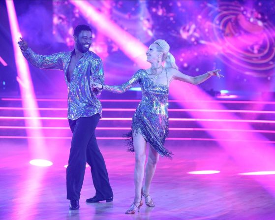 Heche baila con Keo Motsepe en la competencia televisiva "Dancing With the Stars" en 2020.