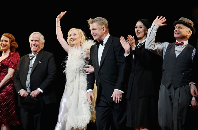 Heche hace una reverencia con otros actores durante una llamada a escena para la lectura del concierto benéfico "Twentieth Century" en 2019. Anteriormente en su carrera, Heche apareció en Broadway y fue nominada a un premio Tony.