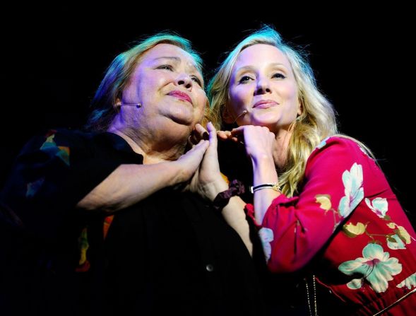 Heche y la actriz Conchata Ferrell actúan en un teatro en Santa Mónica, California, durante una presentación de beneficencia contra el cáncer en 2010.