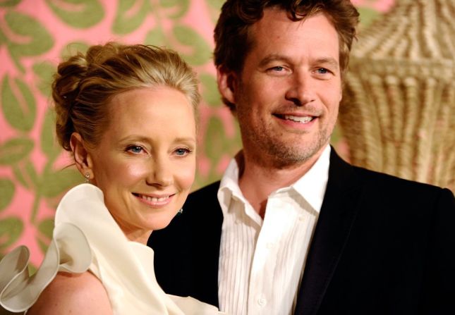 Heche y su novio James Tupper llegan a una recepción de los Premios Emmy en 2010. Tuvieron un hijo juntos, Atlas.