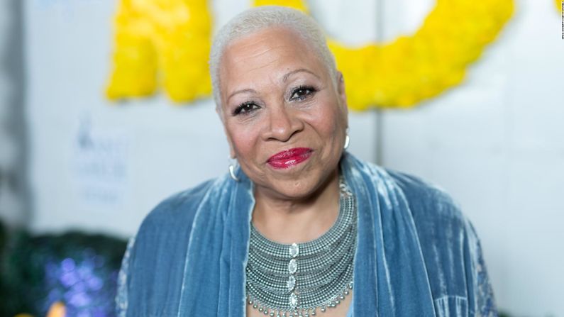 La actriz y directora Denise Dowse, cuya prolífica carrera incluyó papeles en "Beverly Hills, 90210", "Insecure" y "Ray", falleció a los 64 años, confirmó su familia a CNN el domingo 14 de agosto.