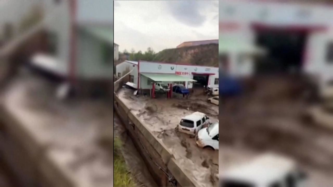 CNNE 1253289 - estos autos quedaron apilados tras fuertes inundaciones en china