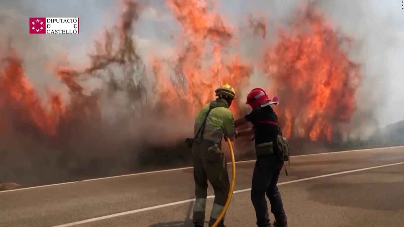 Bomberos españoles luchan contra 2 incendios forestales que dejaron cerca  de 2.500 personas evacuadas