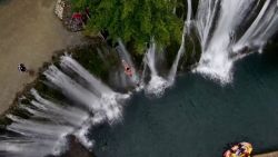 CNNE 1253395 - clavadistas desafiaron la gravedad con sus saltos desde una catarata