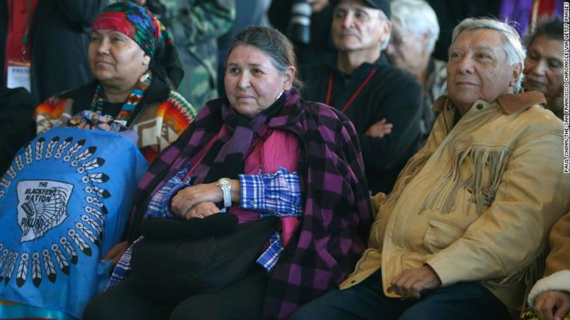 Littlefeather (sentada en el centro), fotografiada en 2019, calificó el evento en su honor como un "sueño hecho realidad".