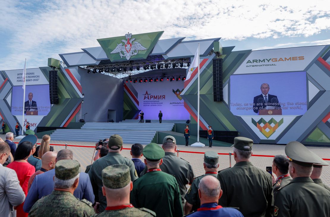 Los participantes escuchan al presidente ruso Vladimir Putin durante la ceremonia de apertura del foro técnico-militar internacional Army-2022 en el Centro de Congresos y Exposiciones Patriot de Moscú el 15 de agosto.