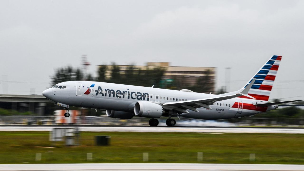 CNNE 1253642 - american airlines recorta programacion de vuelos
