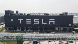 CNNE 1253719 - tesla celebra su auto "un millon" fabricado en china