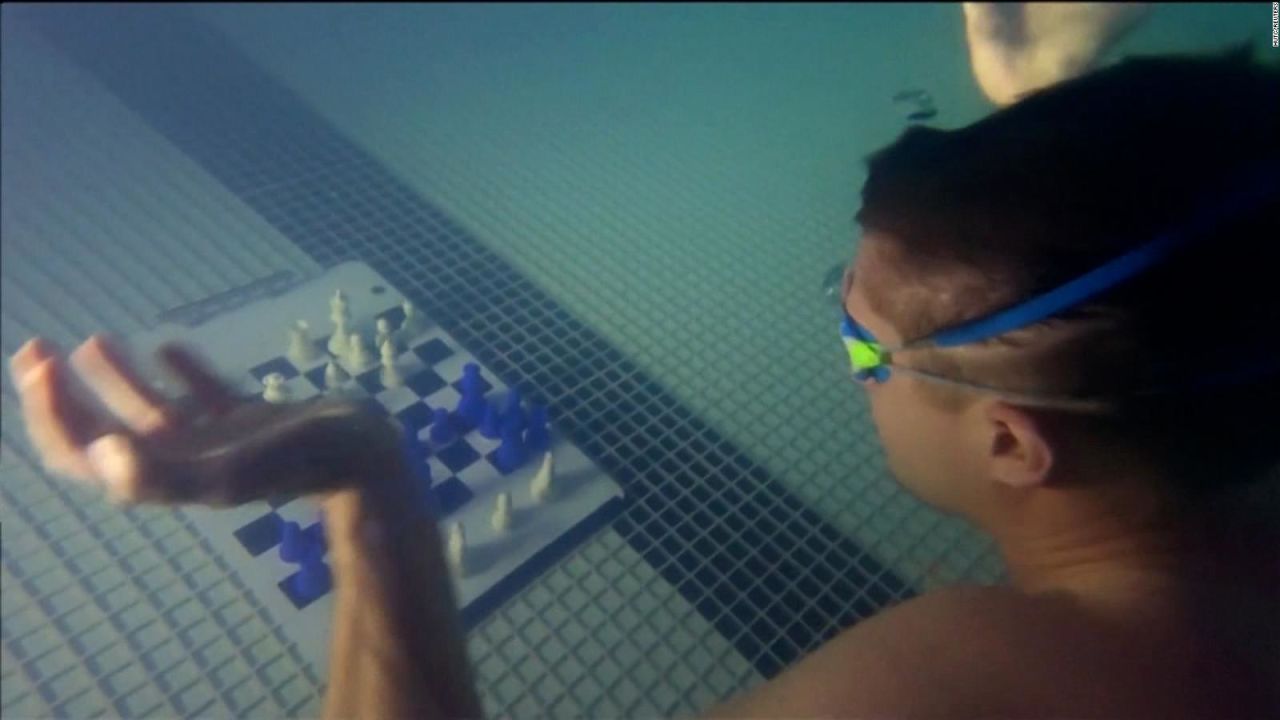 CNNE 1253783 - ¿te atreverias a jugar ajedrez bajo el agua?
