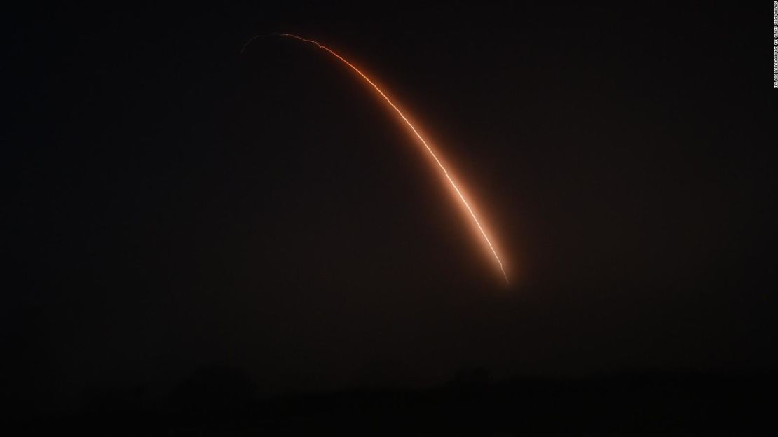 Un misil balístico intercontinental Minuteman III del Comando de Ataque Global de la Fuerza Aérea lanzado en una prueba el martes 16 de agosto de 2022 en la Base de la Fuerza Espacial Vandenberg, California.