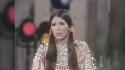 CNNE 1253870 - la academia se disculpa con sacheen littlefeather 49 anos despues