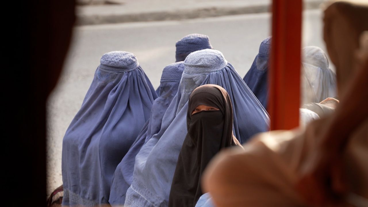 CNNE 1253927 - asi viven ninas y mujeres tras un ano bajo el regimen taliban