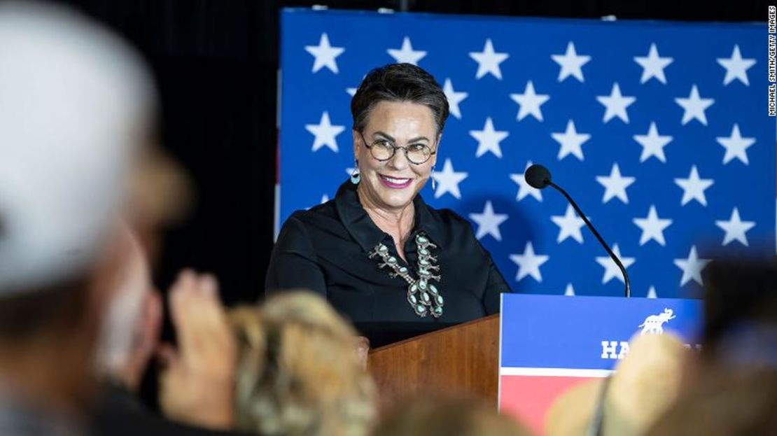 Harriet Hageman, respaldada por Trump, habla con sus partidarios la noche de las elecciones en Cheyenne, Wyoming.