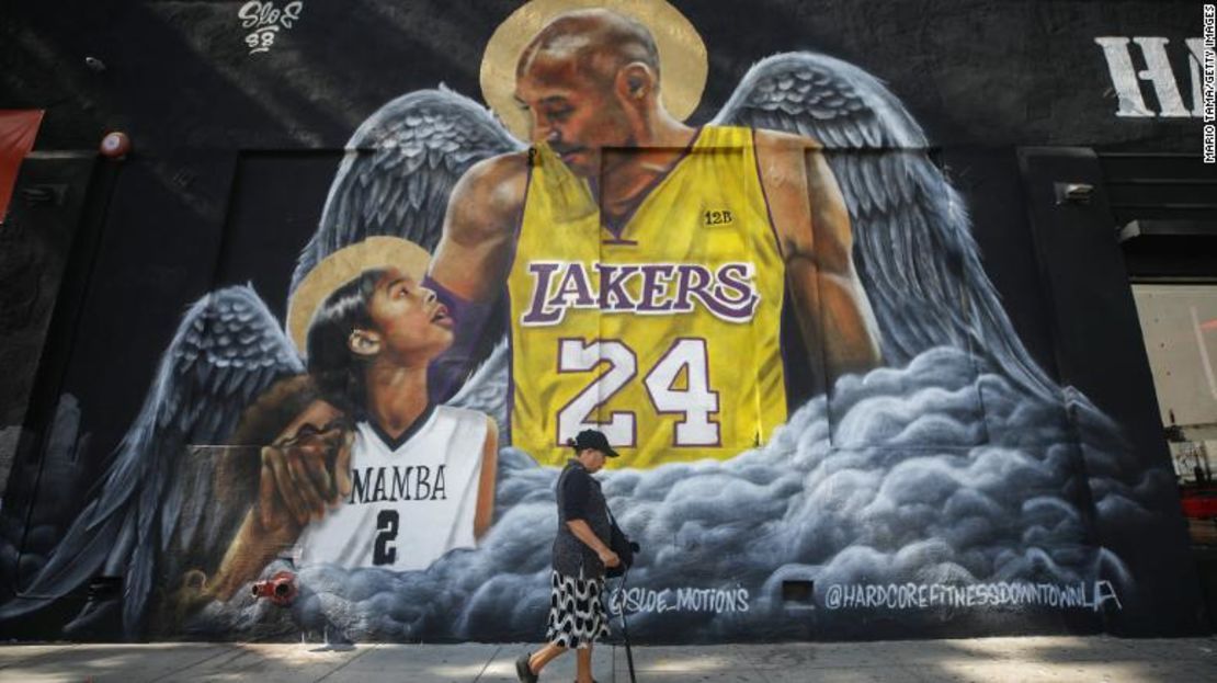 Un mural que representa a la fallecida estrella de la NBA Kobe Bryant y a su hija Gianna, pintado por @sloe_motions, se exhibe en un edificio el 13 de febrero de 2020 en Los Ángeles.