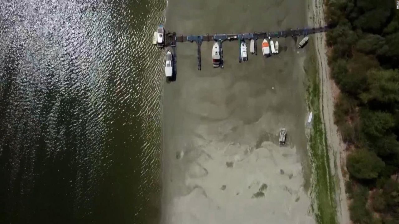 CNNE 1254246 - imagenes de dron muestran el impacto del cambio climatico en el rio danubio