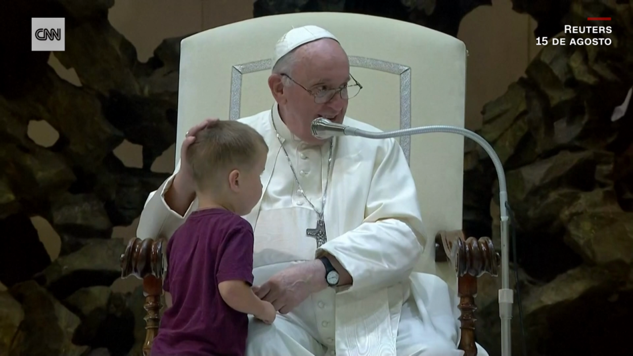 CNNE 1254400 - nino se acerca al papa durante audiencia en el vaticano