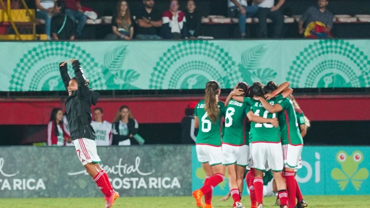 CNNE 1254446 - mexicanas festejan con "cielito lindo" triunfo en mundial sub-20