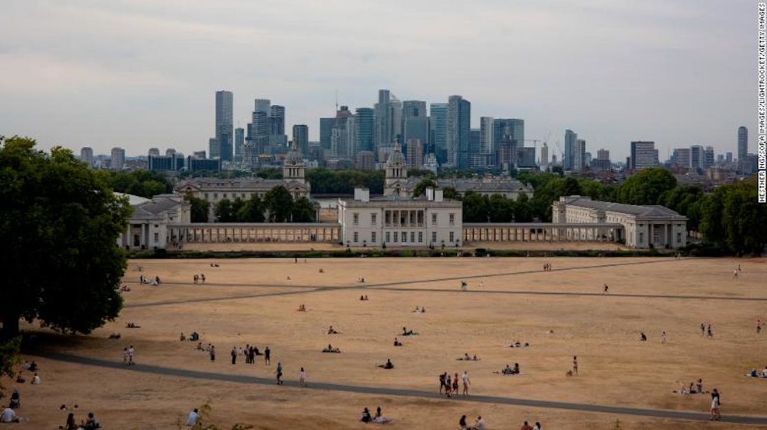 En esta foto se puede ver el área de pasto seco en Greenwich Park. 8 de 14 regiones en Inglaterra declararon sequía el viernes luego de una ola de calor prolongada con lluvia mínima este verano debido al cambio climático.