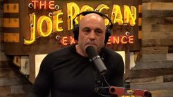 CNNE 1254599 - joe rogan- no puedes pedirle a una nina que tenga al bebe de su violador