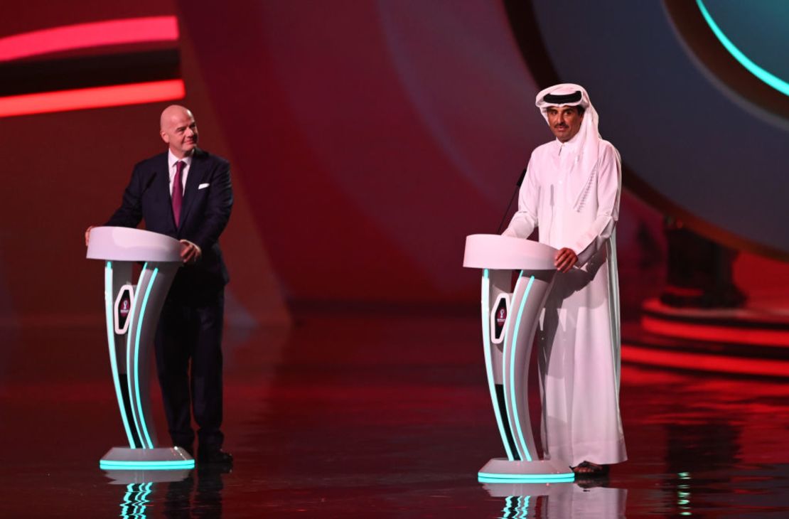 Gianni Infantino, Presidente de la FIFA, y el Jeque Tamim bin Hamad Al Thani, Emir de Qatar, en el Centro de Exposiciones de Doha el 01 de abril de 2022 en Doha, Qatar.