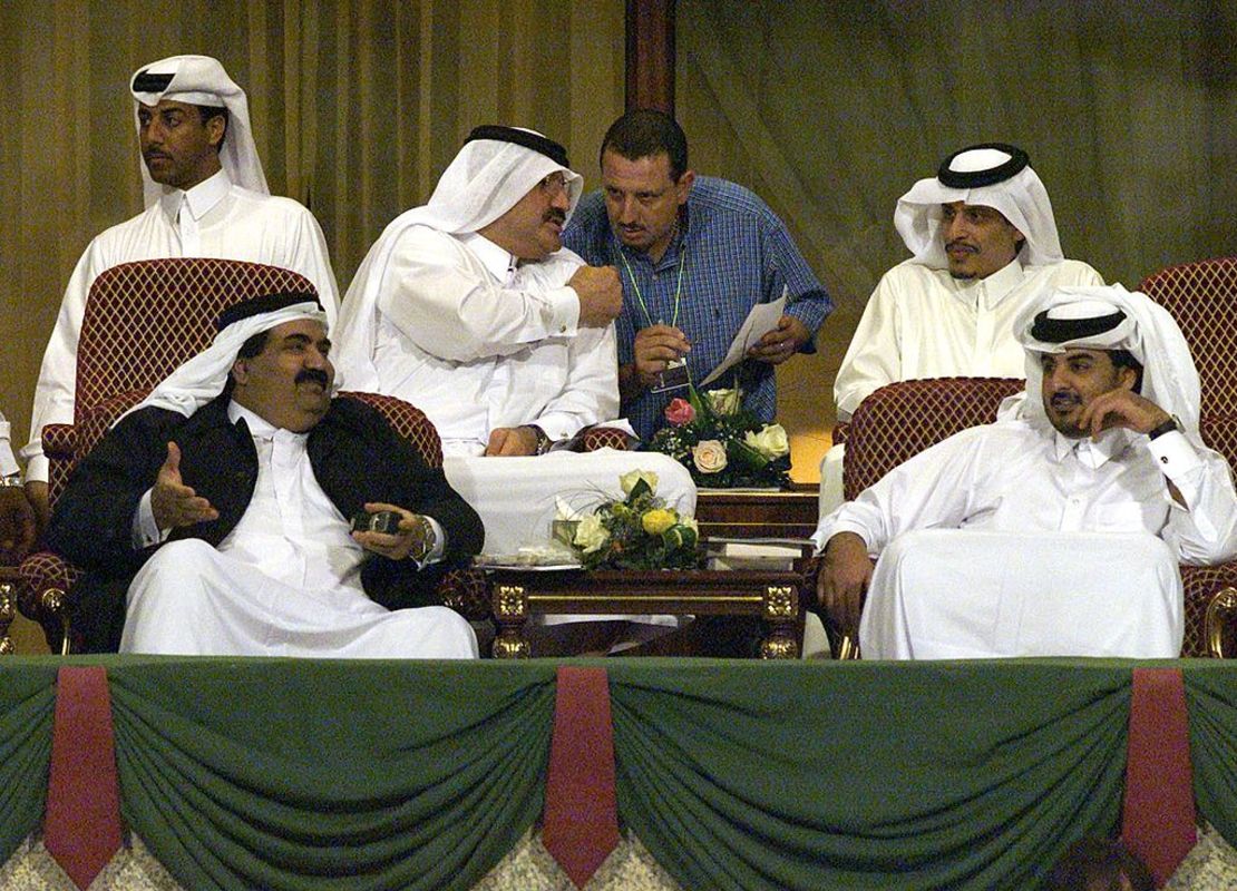 El entonces emir de Qatar, jeque Hamad bin Khalifa al-Thani (izq.), habla con su hijo, el jeque Tamim bin Hamad (der.) el 1 de enero de 2002.