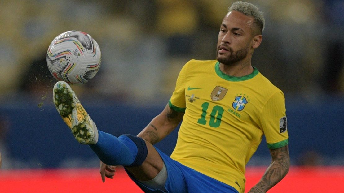 La playera de color amarillo canario forma parte del uniforme característico de Brasil.