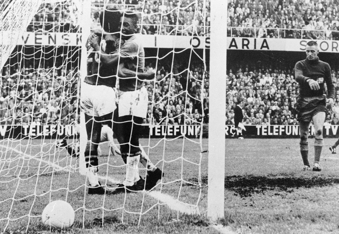 El delantero brasileño Pelé (en el centro) felicita a su compañero Vava (número 20) después de que marcara un gol mientras el portero sueco Karl Svensson baja la mirada, el 28 de junio de 1958 en Estocolmo durante la final de la Copa del Mundo entre Brasil y Suecia. Vava y Pelé marcaron dos goles cada uno y Brasil ganó su primer título mundial al derrotar a la anfitriona Suecia por 5-2.