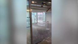 CNNE 1254816 - el momento en que una tormenta de granizo castiga un hospital de francia