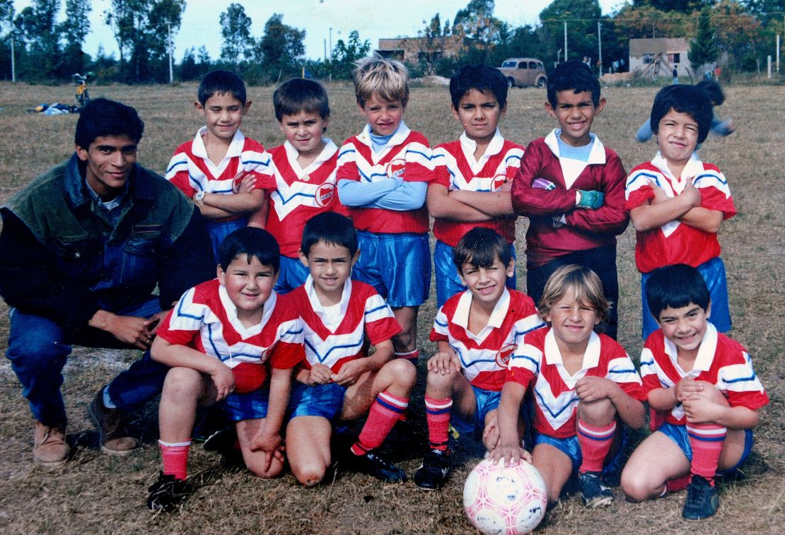 Reproducción de una foto del equipo de baby fútbol Deportivo Artigas donde Luis Suárez (fila de atrás) solía jugar cuando tenía cinco años.