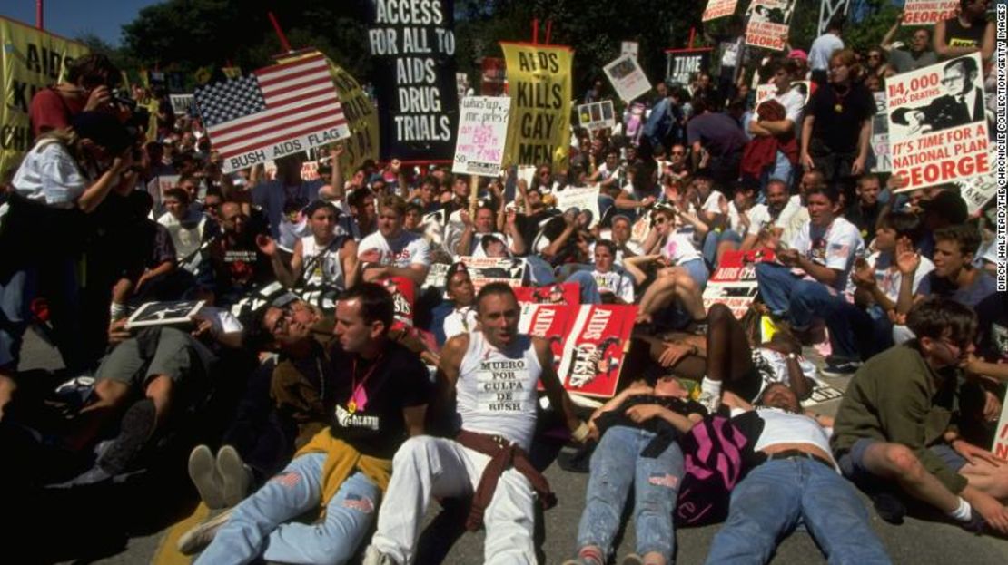 Miembros de ACT UP en Kennebunkport, Maine, protestan contra la política del sida del entonces presidente George H. W. Bush, el 1 de septiembre de 1991.