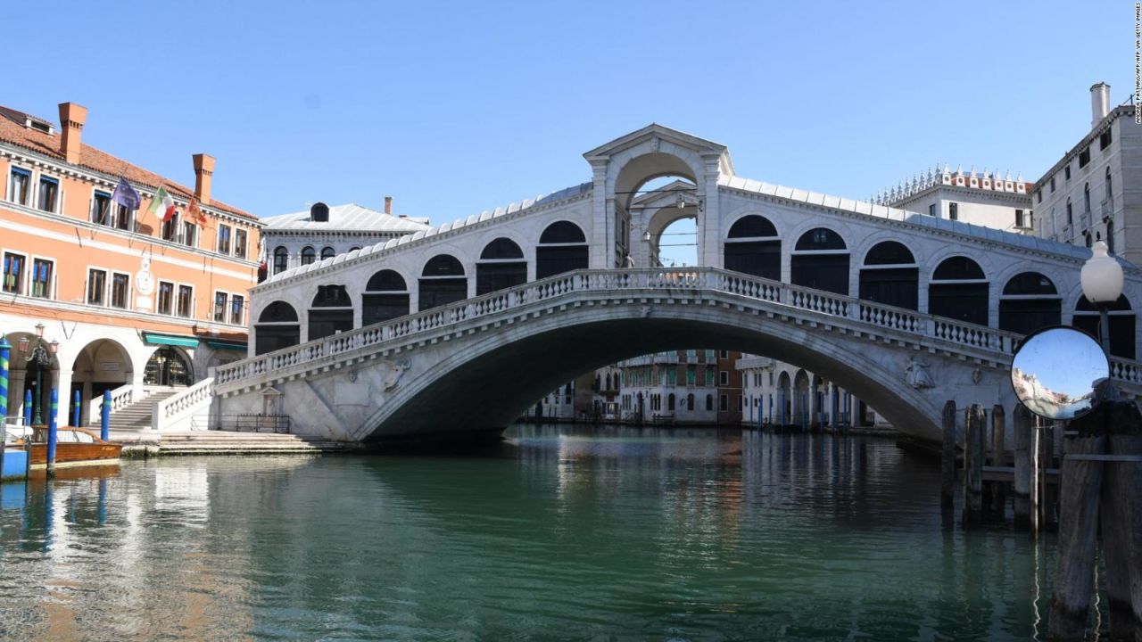 CNNE 1254965 - en venecia, multan y expulsan a turistas por surfear en el gran canal