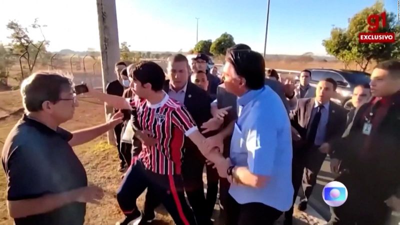 Bolsonaro forcejea y trata de arrebatarle el celular a un youtuber que protestaba en su contra | cnn