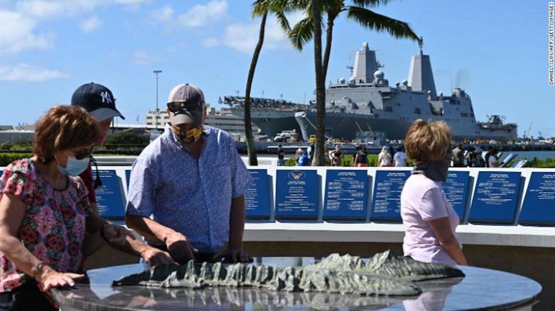 El National Pearl Harbor Memorial es una parada en Kajihiro DeTours, donde los visitantes hablan sobre la militarización desenfrenada de Hawai por parte de los Estados Unidos en los siglos XIX y XX.