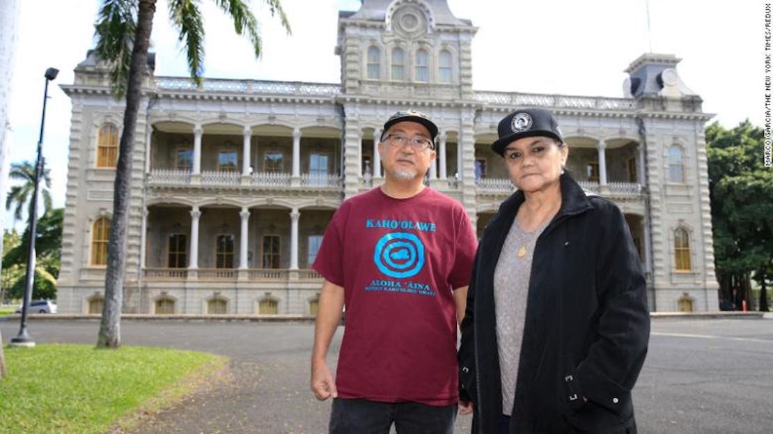 Kyle Kajihiro, a la izquierda, y Terrilee Keko'olani ofrecen recorridos alternativos por lugares emblemáticos de Hawái para mostrar cómo el colonialismo, el turismo y la militarización afectan a las islas y a los residentes.